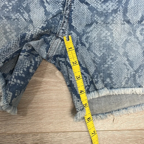 NWT Seven7 5” Inseam Weekend Short Fray Hem Python Indigo Denim 4 - Picture 10 of 16